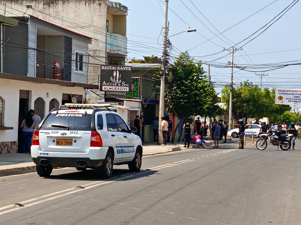 Un hombre terminó asesinado a balazos cerca de las 13h00 de este miércoles 10 de diciembre en la avenida 30 y calle 16 de Manta.