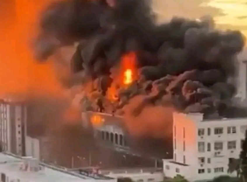 Un incendio de gran magnitud se desató en el Colegio Marista Santa María, ubicado en el centro de Santa María, estado de Rio Grande do Sul,