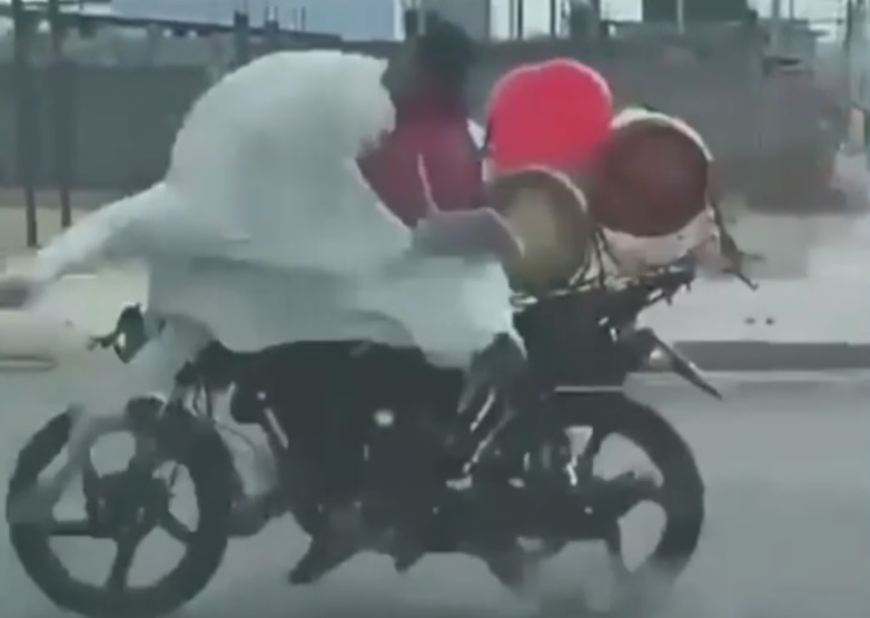 Un motociclista chocó contra una vaca en el sector de Villa Bonita, en el noroeste de Guayaquil, en un incidente inusual que no dejó personas ni animales heridos.