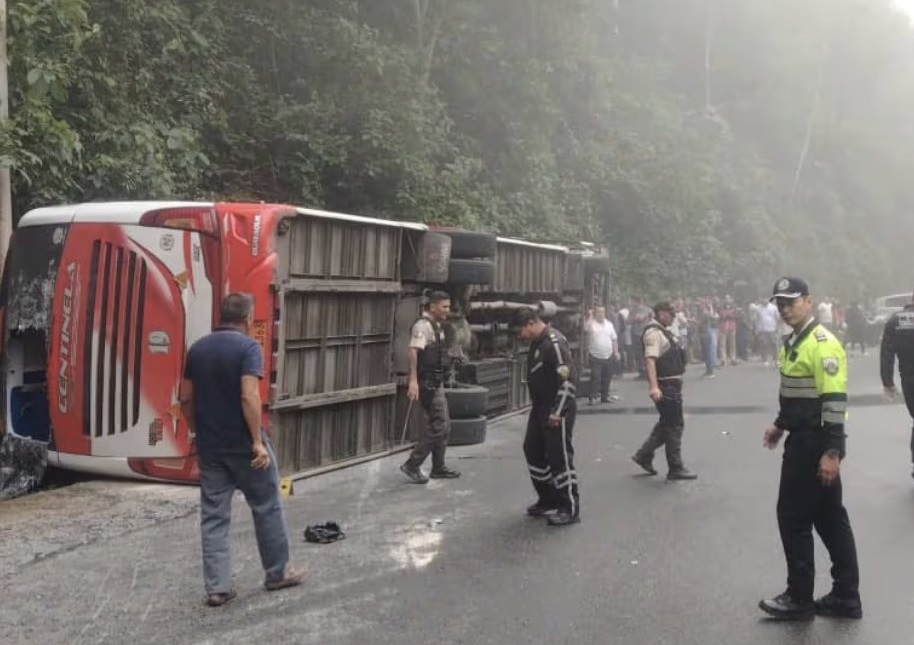 Un muerto y 28 personas heridas dejó el volcamiento de un bus de transporte interprovincial este lunes 15 de diciembre en la vía Balsas–Saracay.