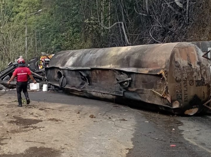 Un tanquero con combustible se volcó y explotó la mañana de este lunes 1 de diciembre de 2025