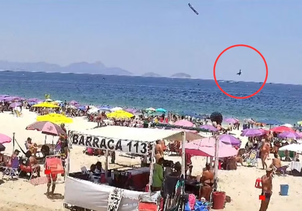 Una avioneta ultraligera dedicada a publicidad aérea se estrelló en el mar frente a la playa de Copacabana este sábado 27 de diciembre de 2025.