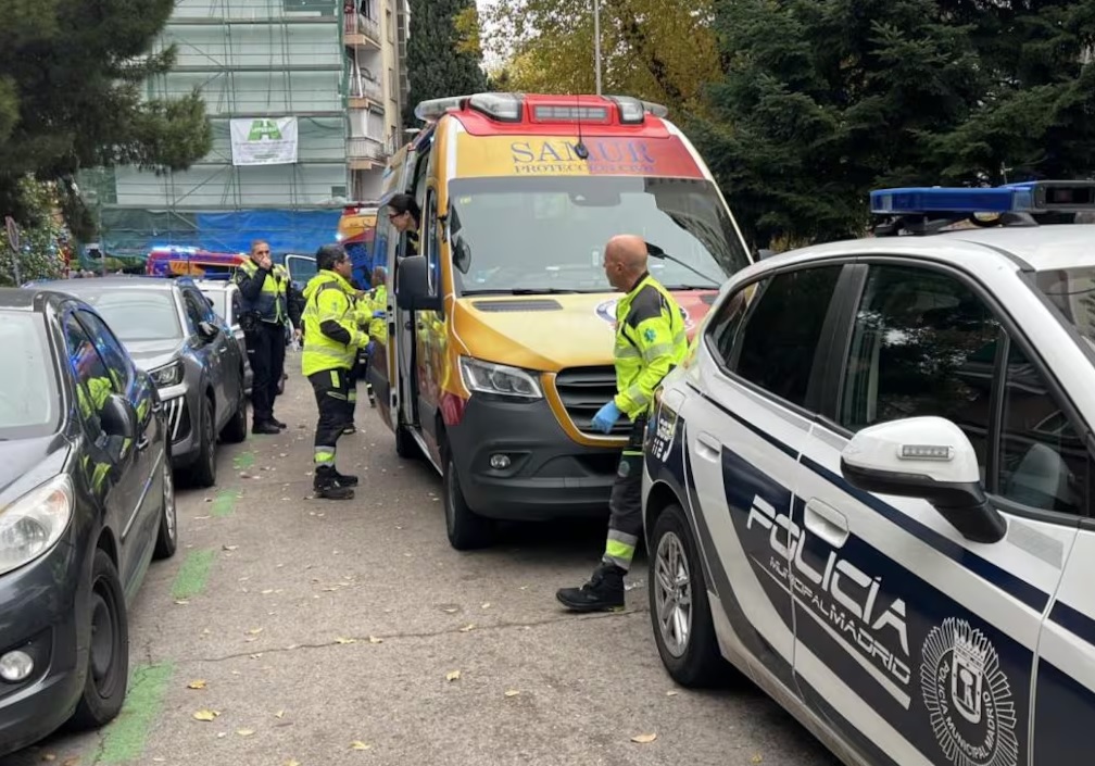 Una mujer española, de 48 años, falleció tras arrojarse desde un décimo piso junto a sus gemelos de tres años en el distrito de Ciudad Lineal, en Madrid, España.