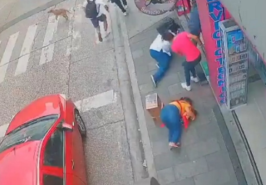 Una mujer que caminaba con su bebé en un canguro murió tras ser alcanzada por una bala perdida durante una persecución policial