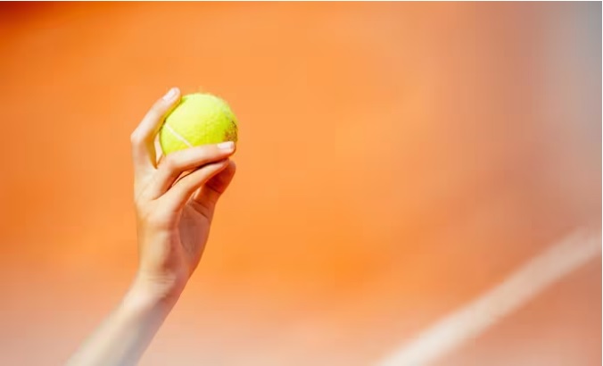 Una pelota sujetada por un recogepelotas. FOTO: Europa Press.