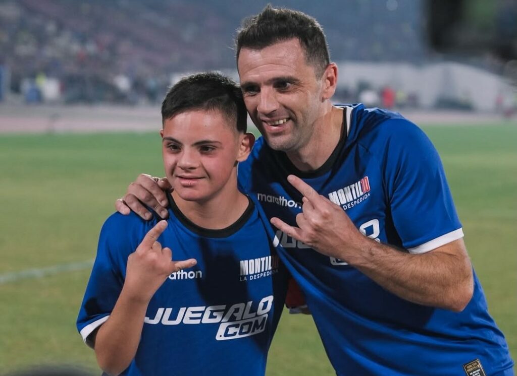 Walter Montillo y su hijo Santino en el partido de despedida.