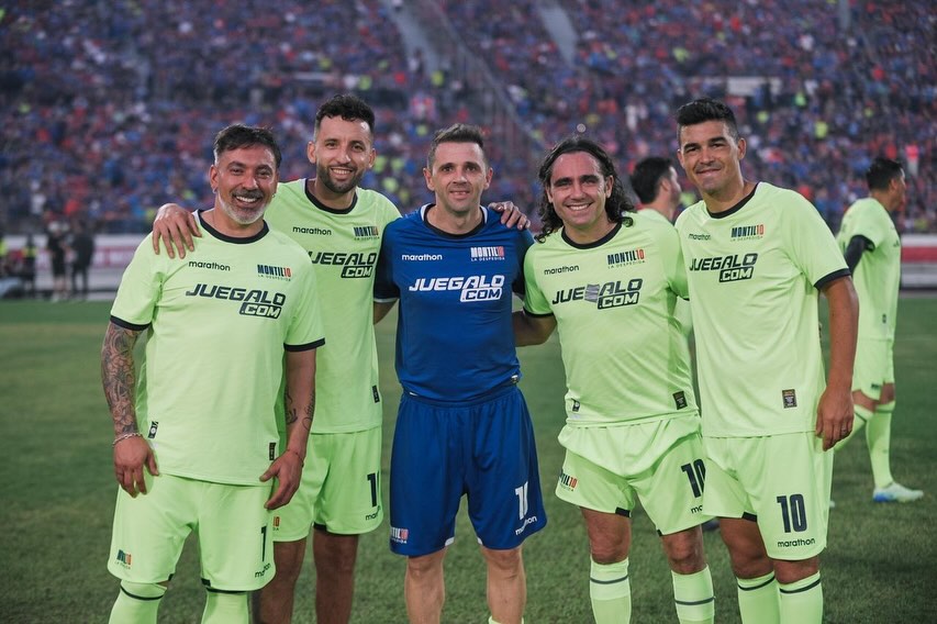 Walter Montillo y varios jugadores que actuaron con él en el profesionalismo.