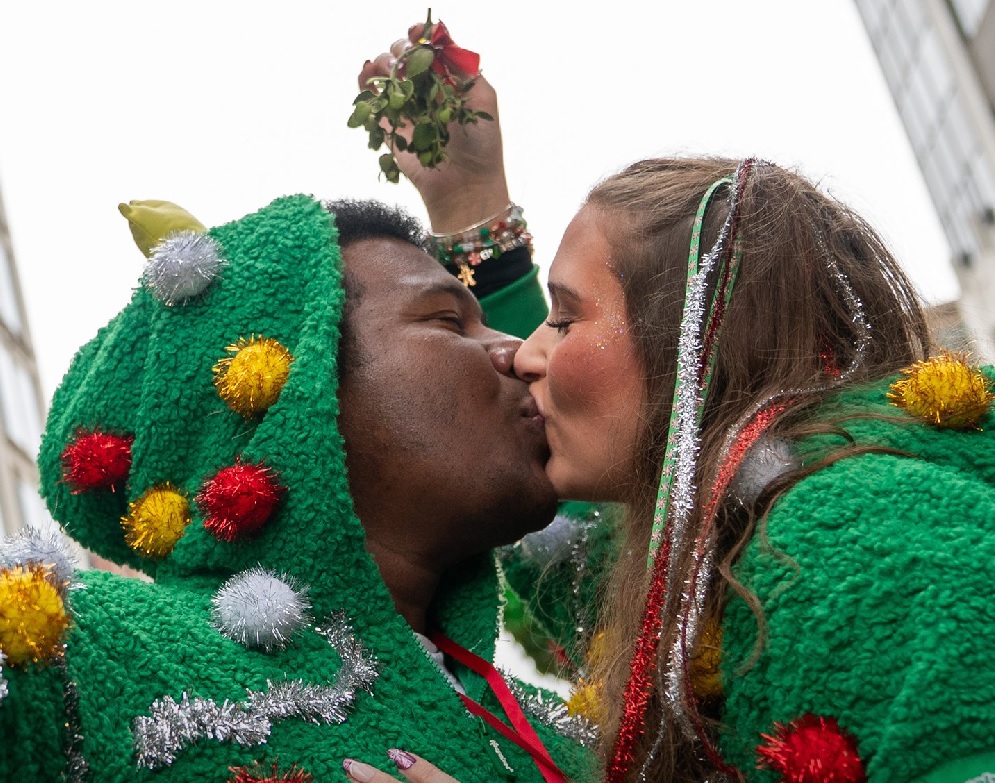 Washington D.C., capital de Estados Unidos estableció un nuevo récord mundial al reunir a 1.435 parejas para un beso simultáneo.