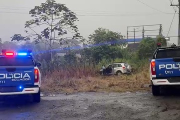 Cuatro personas sin vida fueron halladas en un vehículo en la vía a Quito, en Santo Domingo.