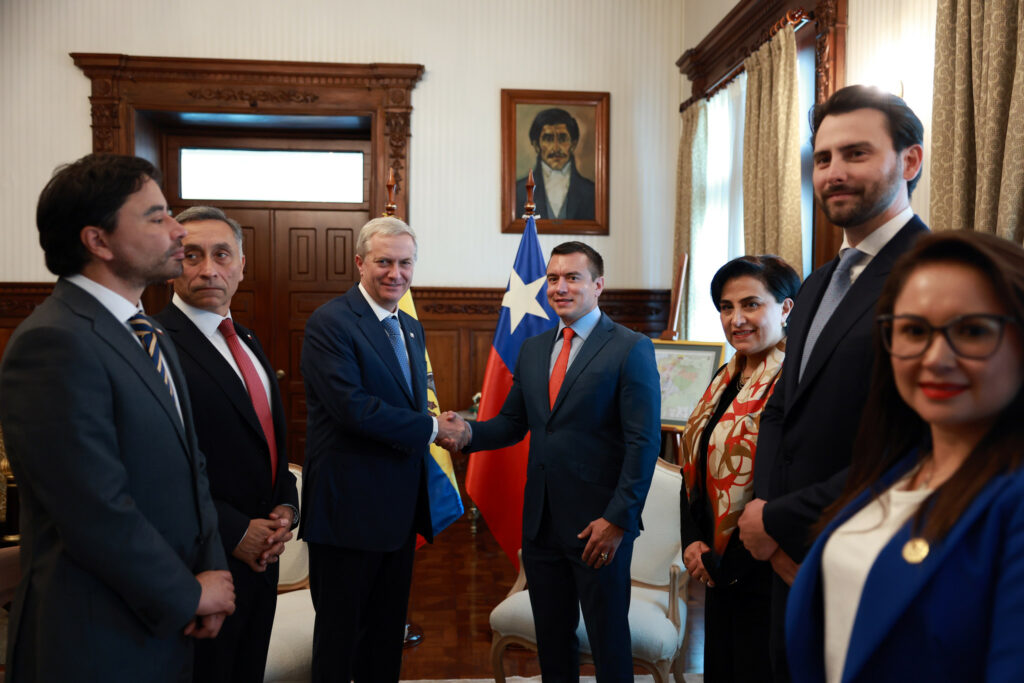 Daniel Noboa recibe a José Antonio Kast en Carondelet tras triunfo electoral en Chile.