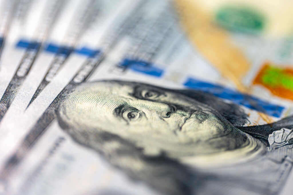 Déficit fiscal en Ecuador supera previsiones y complica 2026.