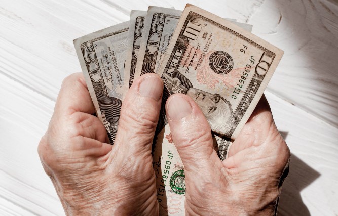 Salario básico unificado sube a USD 482 y eleva devolución mensual de IVA para grupos vulnerables en 2026