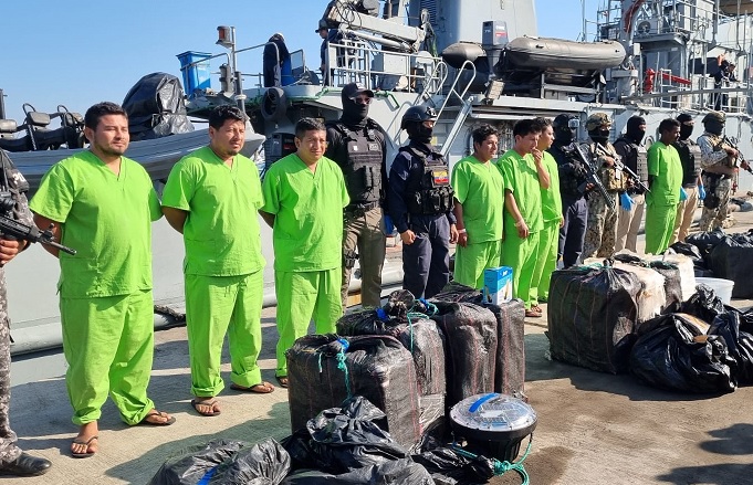 Siete detenidos y 6.4 toneladas de droga son incautadas por la Armada del Ecuador