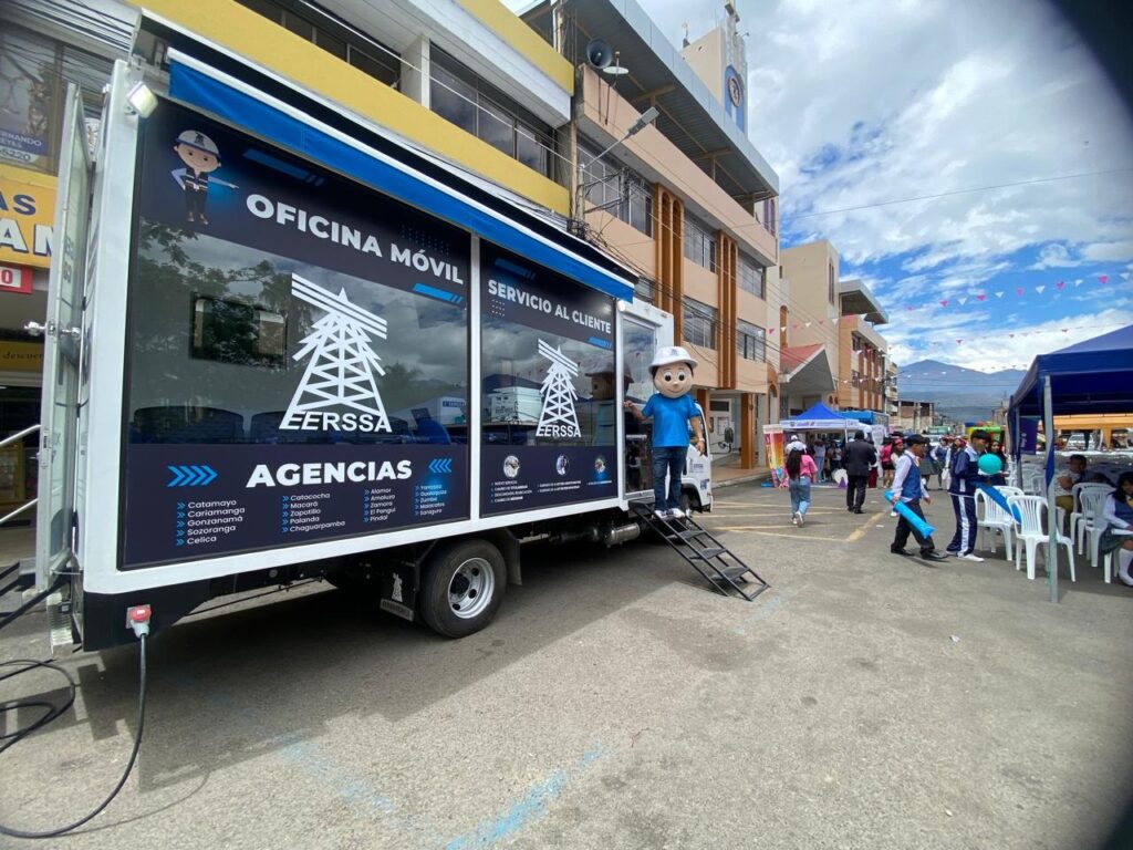Una agencia móvil de atención de la Empresa Eléctrica de Loja. FOTO: @eerssaoficial.