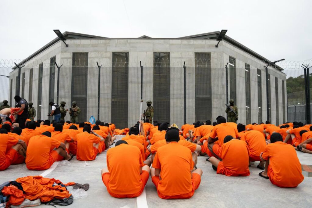 Nueva cárcel en Ecuador iniciará entre marzo y abril de 2026 para aliviar la crisis penitenciaria.