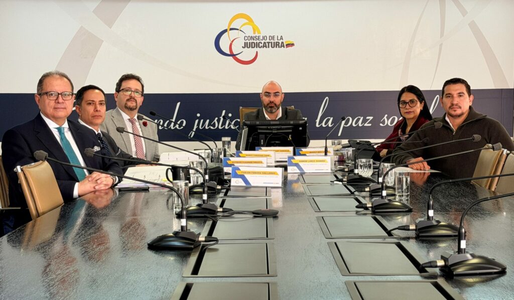 Mario Godoy (centro) durante una reunión con el Consejo de la Judicatura. FOTO: @CJudicaturaEc.
