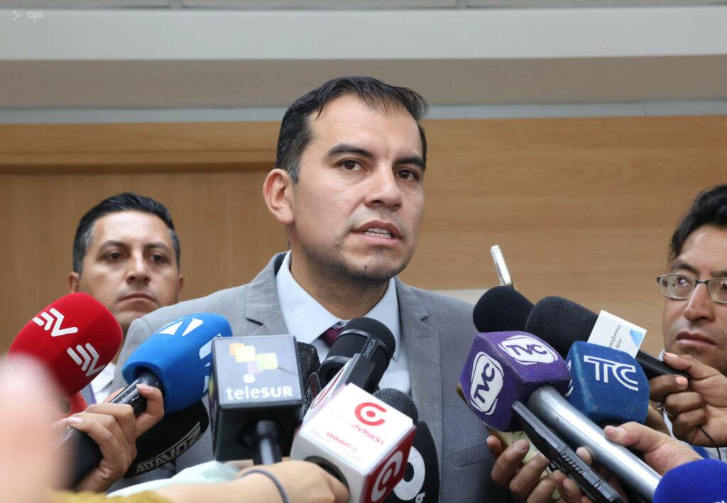 Salario básico unificado 2026: empleadores proponen USD 8 y trabajadores defienden un alza de USD 20.