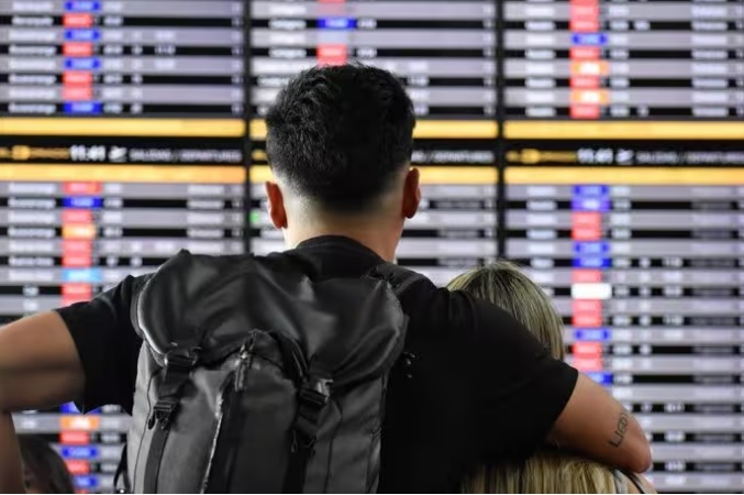 Una pareja observa los paneles de información de vuelos en el Aeropuerto Internacional El Dorado de Bogotá, Colombia. FOTO: Europa Press.