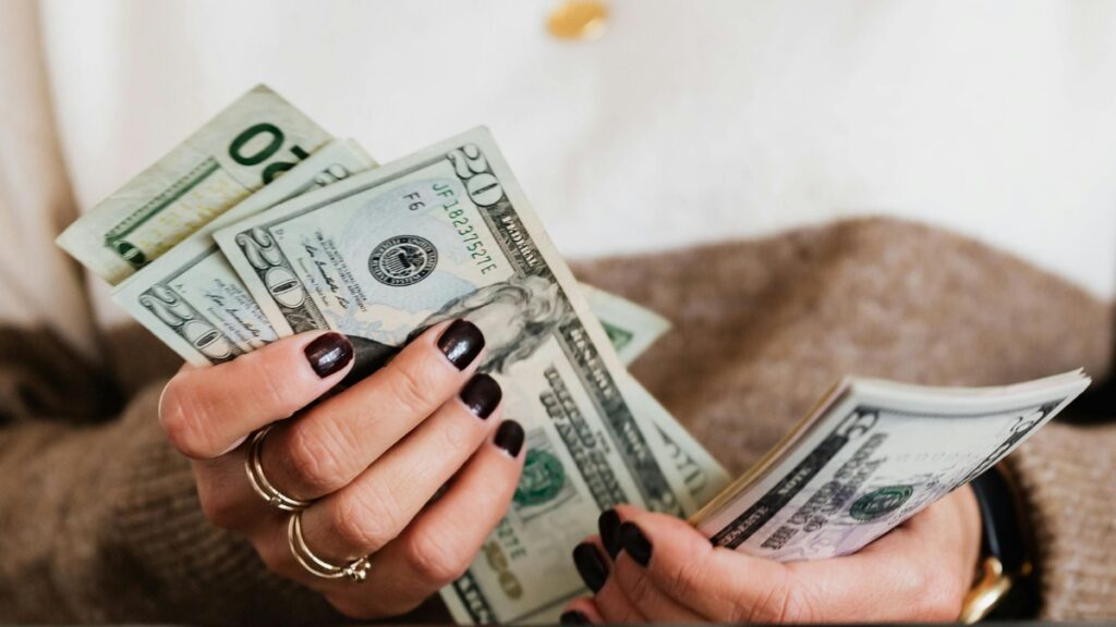 ¿Cuánto dinero ha ingresado a Ecuador por concento de remesas enviadas por migrantes en lo que va del 2025? (Pexels)