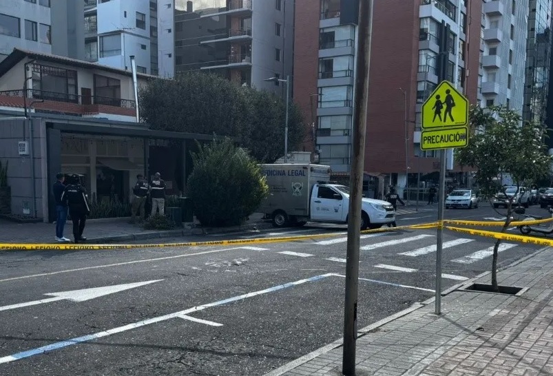 A un guardia de seguridad lo asesinaron a tiros la tarde de este miércoles 7 de enero de 2026 en una cafetería ubicada en la avenida 6 de Diciembre y calle Irlanda.