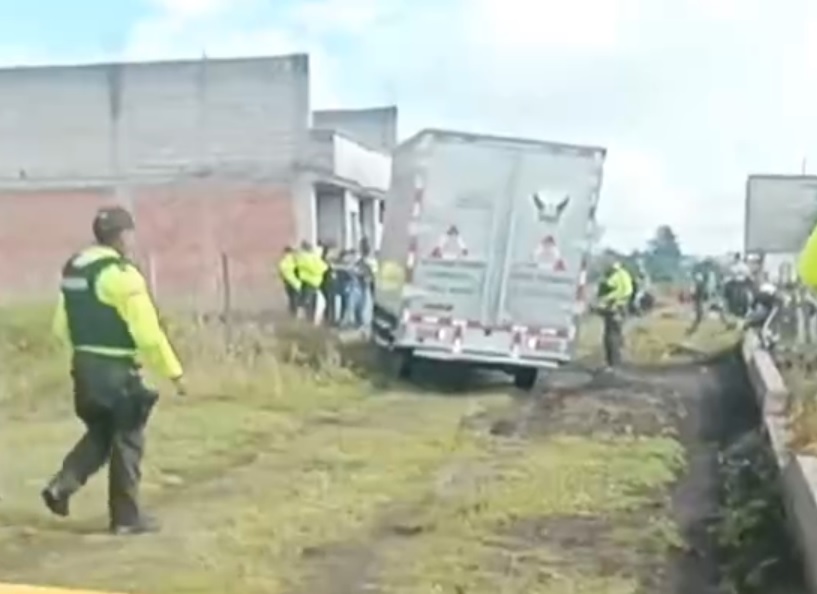 Agentes de la Policía Nacional localizaron un cuerpo mutilado en el balde de una camioneta abandonada en el sector Guamaní, en el sur de la capital ecuatoriana.