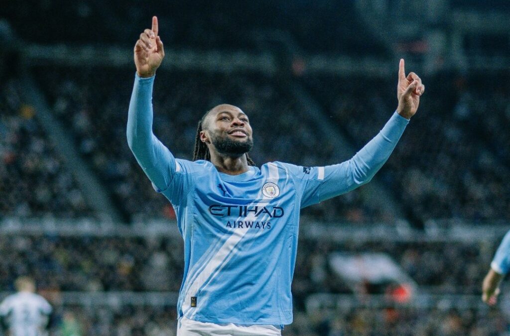 Antoine Semenyo celebra su segundo gol con Manchester City.