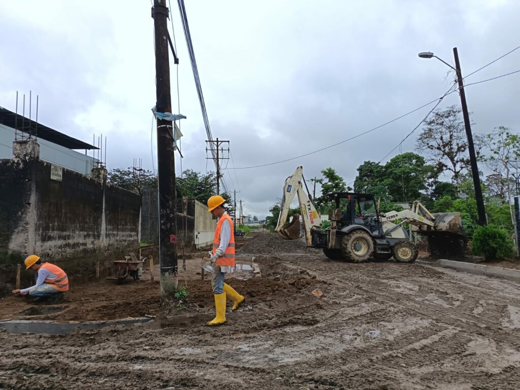 Avanza el asfaltado de la calle Catacocha, acceso clave al Centro Forense de Santo Domingo