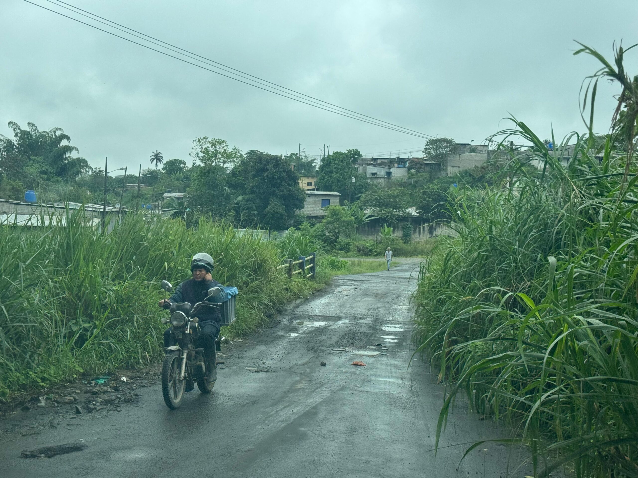 Avanza el asfaltado de la calle Catacocha, acceso clave al Centro Forense de Santo Domingo