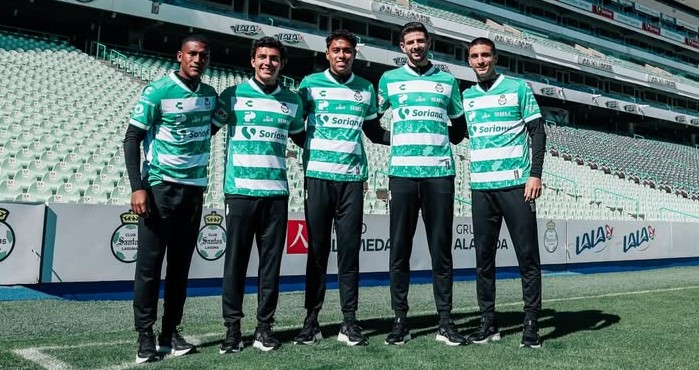 Carlos Gruezo junto a Lucas Di Yorio, y otros compañeros fueron presentados en Santos Laguna.