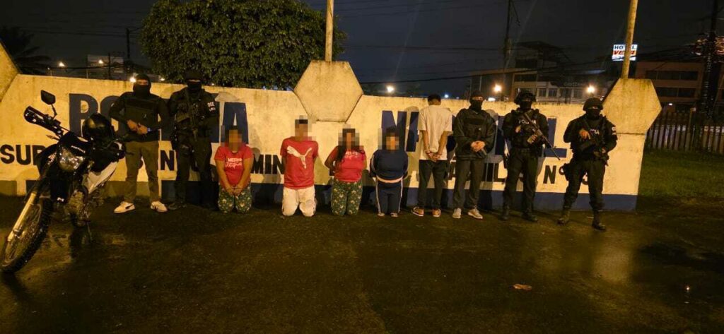 Cinco personas enfrentan cargos por tráfico de armas y extorsión en Santo Domingo