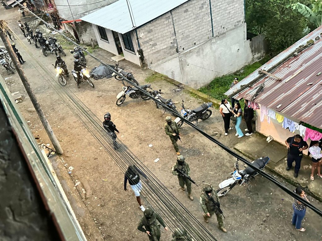 Doce viviendas allanadas en la 16 de Marzo Policía halló altares y un sitio de cautiverio de secuestrados en Santo Domingo