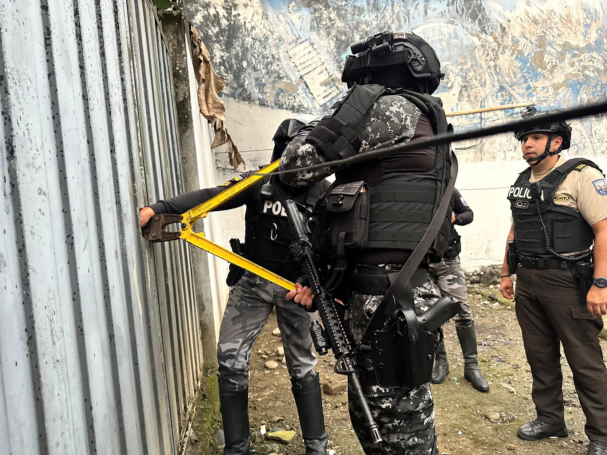 Doce viviendas allanadas en la 16 de Marzo Policía halló altares y un sitio de cautiverio de secuestrados en Santo Domingo