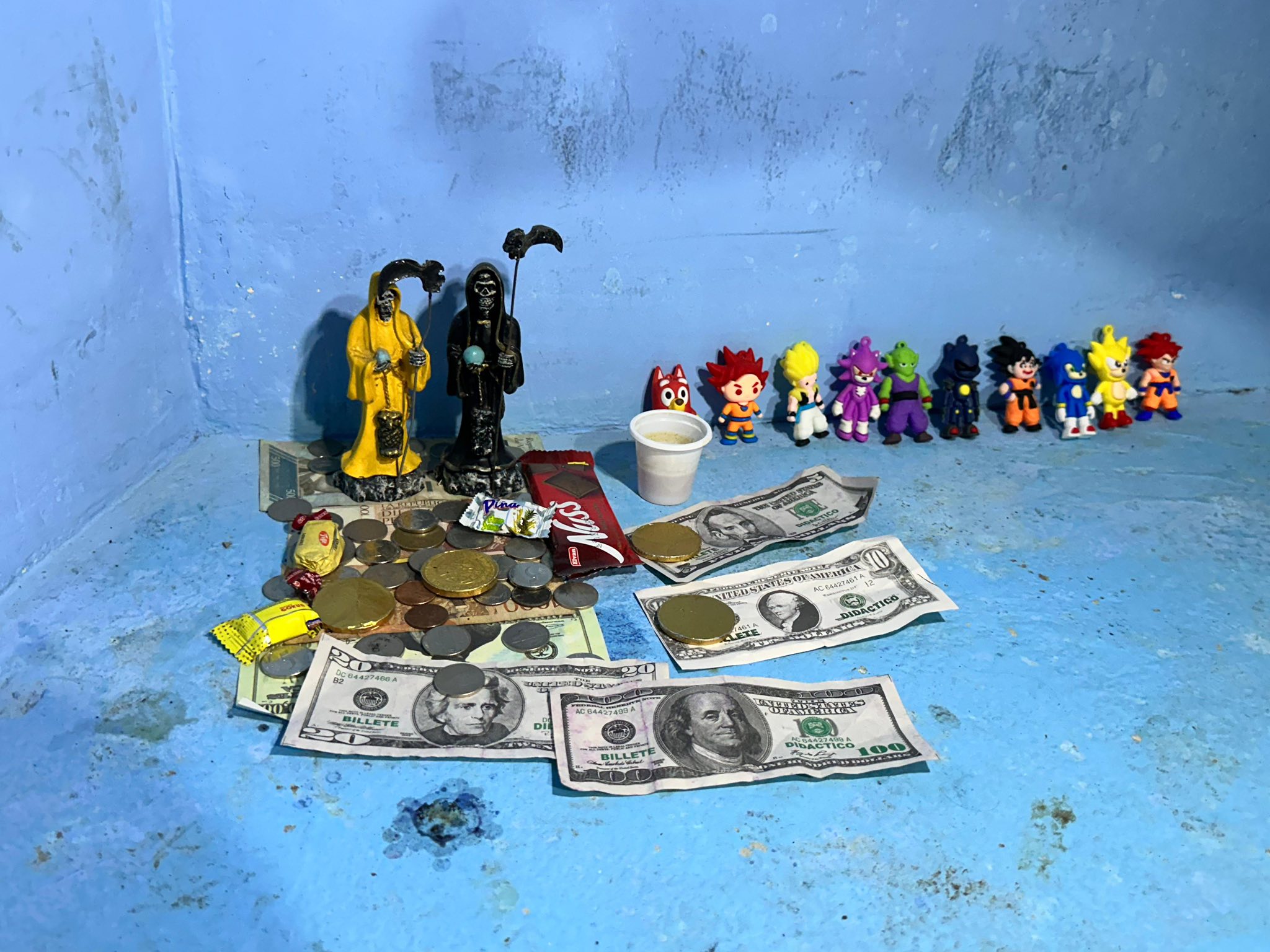 Doce viviendas allanadas en la 16 de Marzo Policía halló altares y un sitio de cautiverio de secuestrados en Santo Domingo