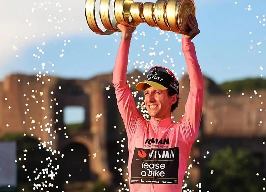 El ciclista británico Simon Yates, ganador del Giro de Italia 2025, anunció su retiro del ciclismo profesional.
