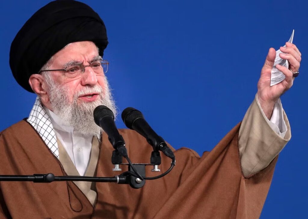 El líder supremo de Irán, Alí Khamenei, calificó a los manifestantes que protestan contra el régimen como “mercenarios” y lanzó advertencias contra Estados Unidos.