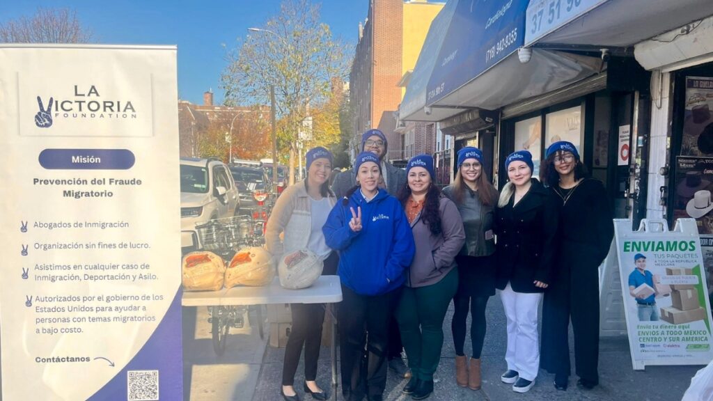 La Fundación La Victoria, organización sin fines de lucro acreditada por el Departamento de Justicia (DOJ), trabaja de manera permanente en el acompañamiento y orientación de la comunidad migrante. (Cortesía)