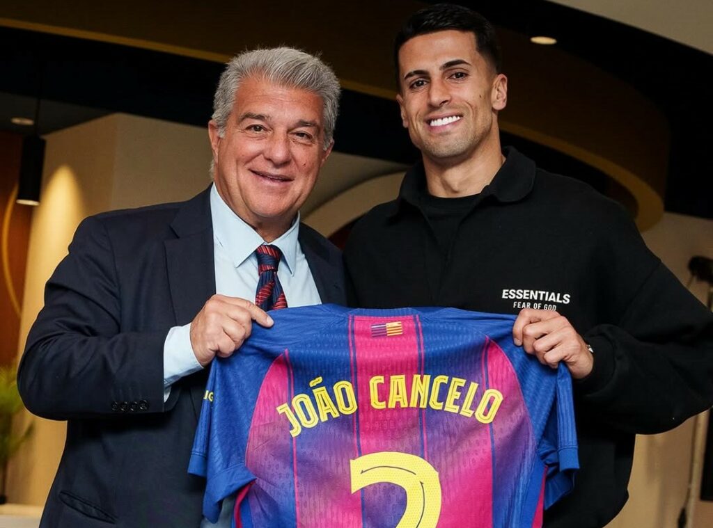 João Cancelo vuelve al FC Barcelona hasta final de temporada
