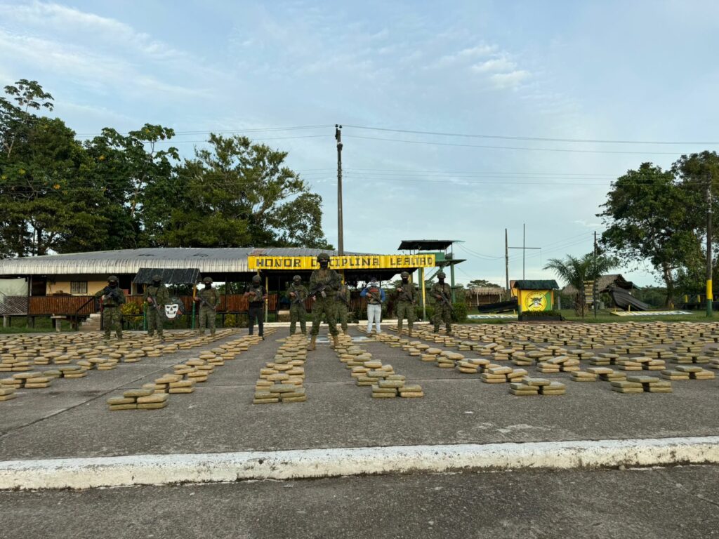 Militares ecuatorianos localizaron y decomisaron 2,24 toneladas de droga, que era transportada a bordo de una lancha que navegaba por el río Aguarico.