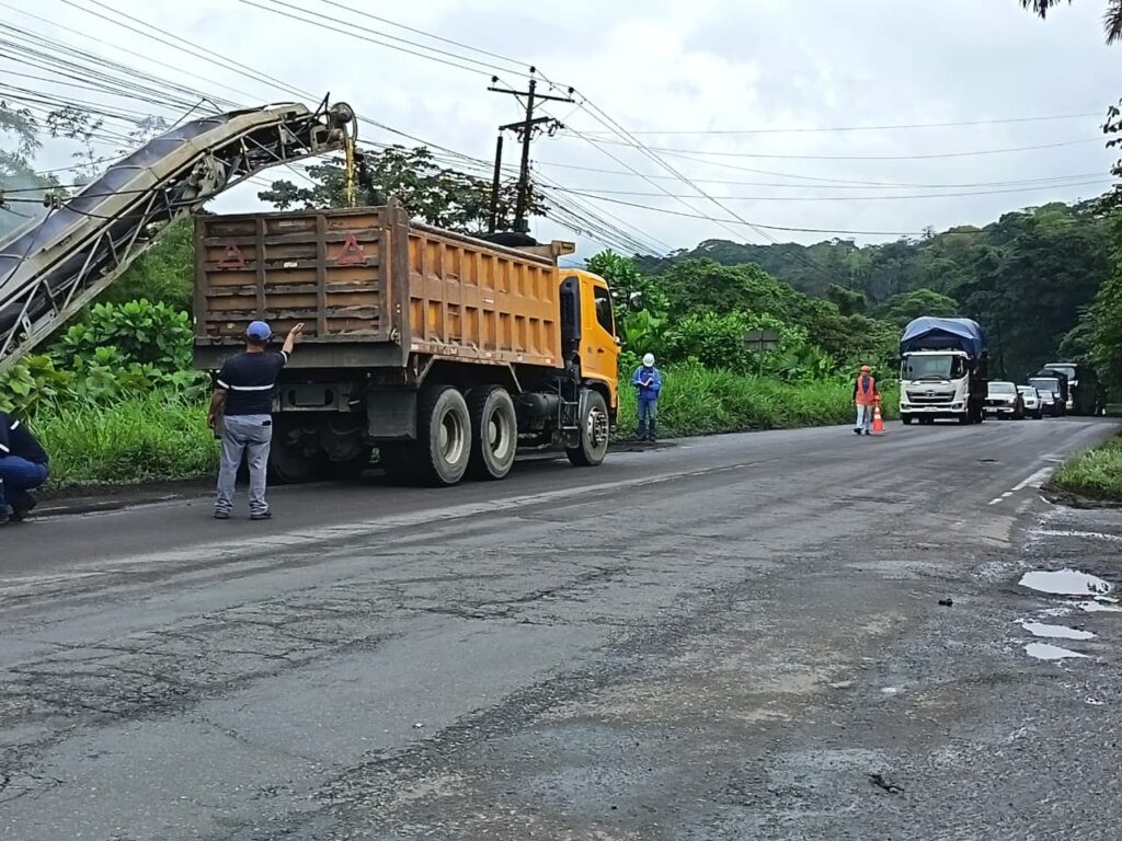 Recapeo y señalización se desarrollan en tramo estratégico de la vía Alóag–Santo Domingo