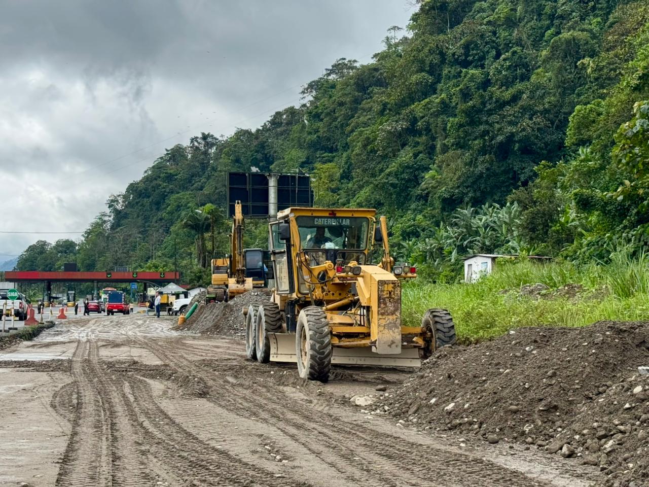 Wilson Erazo y Johana Núñez exponen criterios sobre contratos y mantenimiento en la vía Alóag–Santo Domingo