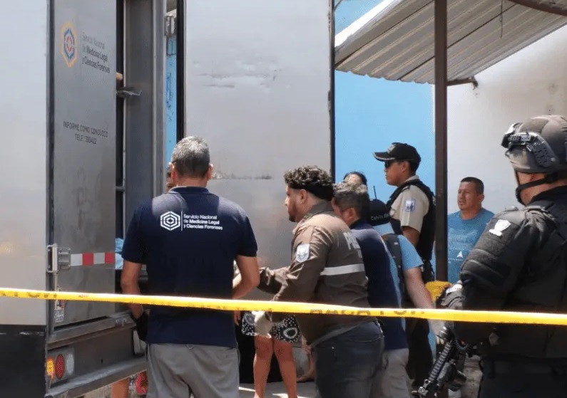 Un cuerpo decapitado y en avanzado estado de descomposición se encontró dentro de una lancha en la playa El Matal, cantón Jama, provincia de Manabí.