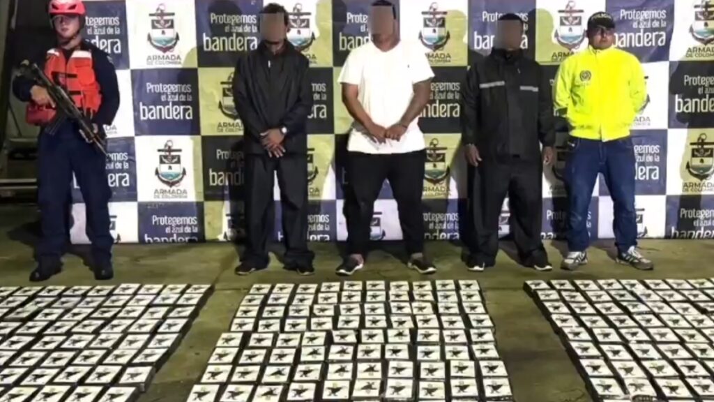 Un ecuatoriano fue detenido por la Armada de Colombia en el Pacífico con un cargamento millonario de cocaína. (Cortesía)