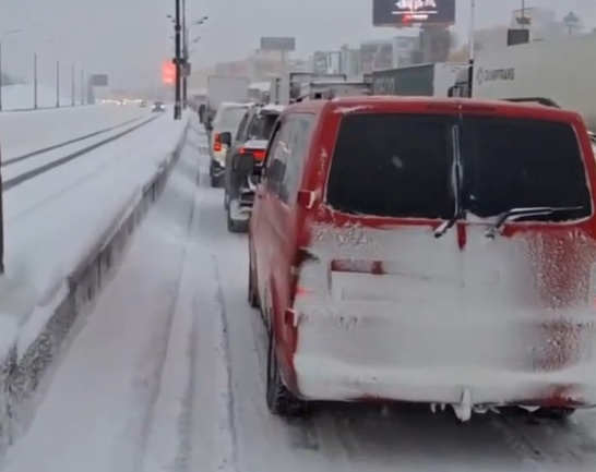 Una intensa tormenta de nieve causada por el ciclón Francis ha provocado un gigantesco atasco de varios kilómetros en la principal carretera de circunvalación de Moscú.