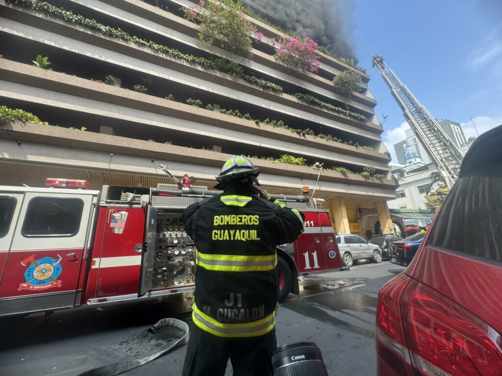 Incendio estructural en el centro de Guayaquil activa alarma tipo 3.