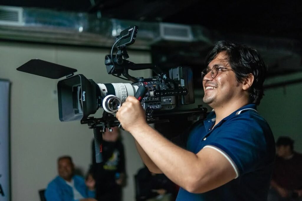 Quién era Víctor Estrada, el docente y cineasta ecuatoriano reconocido por la NASA que murió en Guayaquil.