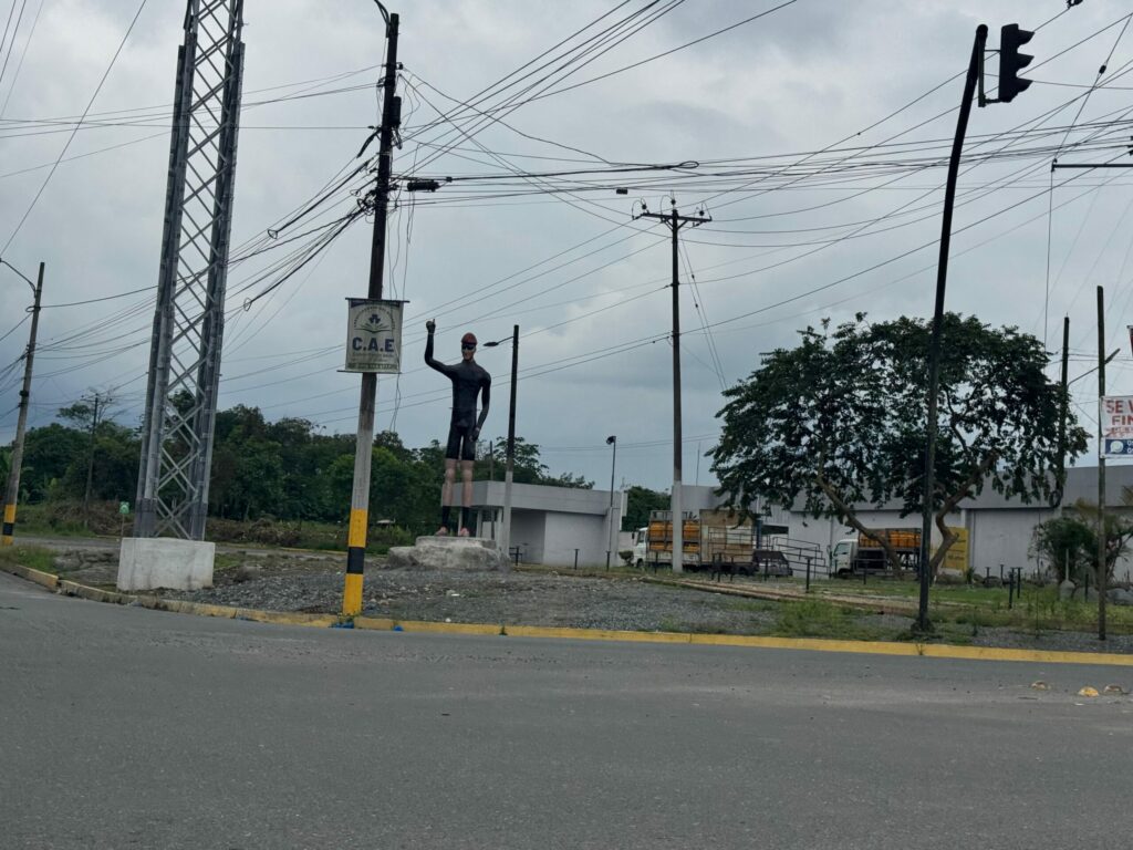 ¿Ciclista sin bicicleta La escultura que causa curiosidad en la vía Aventura