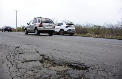 La vía entre ambos cantones presenta huecos y hundimientos, que afectan el tránsito.