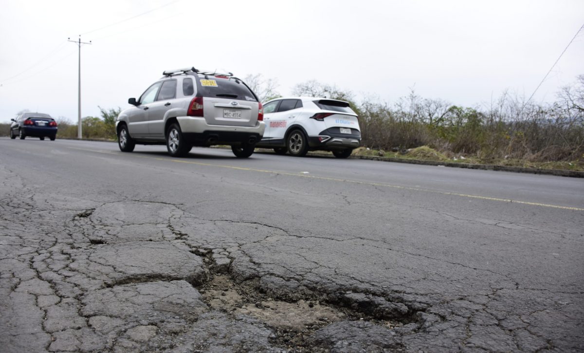 La vía entre ambos cantones presenta huecos y hundimientos, que afectan el tránsito.