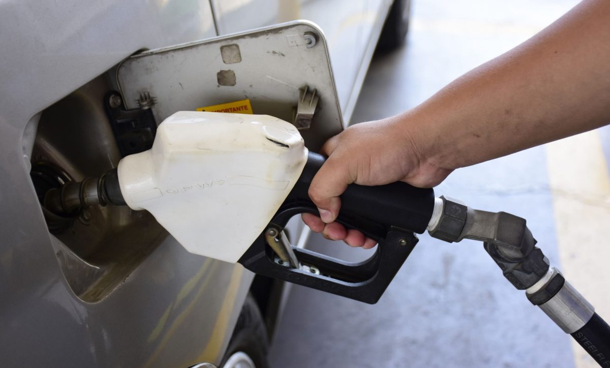 El precio de la gasolina varía el 12 de cada mes, de acuerdo al precio internacional del petróleo.