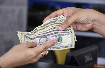 Imagen referencial que muestra el pago en efectivo por un servicio en el Ecuador